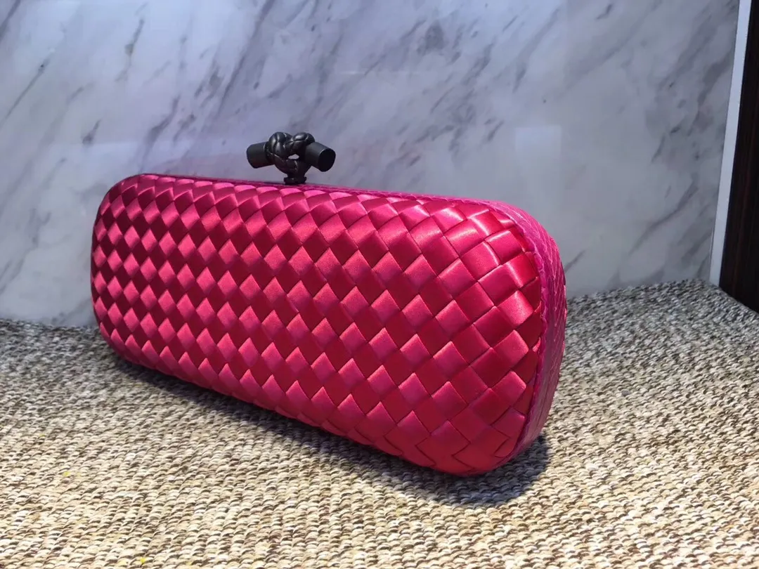 8651 Large Classic Dinner Bag ~~~Snake leather with ribbon ~~~Dense and slippery, not easy to fluff, can hold iPhones of all sizes! Size: 25cm*9.5cm*4cm